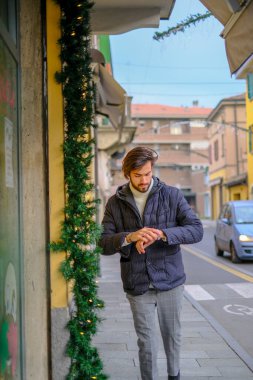 Kışlık ceketli yakışıklı siyah saçlı çocuk yürüyor. Yüksek kalite fotoğraf