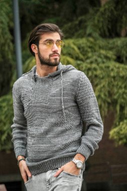 Uzun tişörtlü yakışıklı siyah saçlı çocuk geziniyor. Yüksek kalite fotoğraf