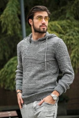 Uzun tişörtlü yakışıklı siyah saçlı çocuk geziniyor. Yüksek kalite fotoğraf