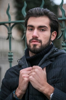 Kışlık ceketli yakışıklı siyah saçlı çocuk yürüyor. Yüksek kalite fotoğraf