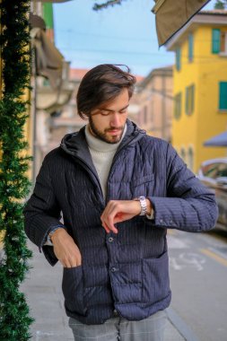 Kışlık ceketli yakışıklı siyah saçlı çocuk yürüyor. Yüksek kalite fotoğraf