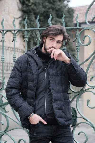 Guapo Italiano Pelo Oscuro Chico Pie Con Chaqueta Invierno Foto —  Fotos de Stock