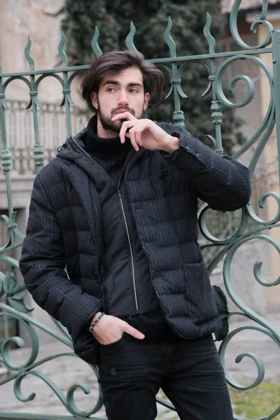 英俊的意大利黑头发男孩穿着冬衣站在那里 高质量的照片 — 图库照片