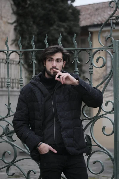 Kışlık ceketli yakışıklı siyah saçlı çocuk. Yüksek kalite fotoğraf