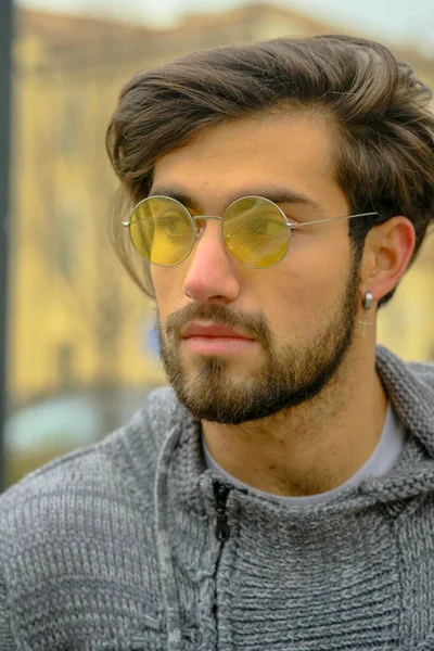 ラウンドイエローのメガネでハンサムなイタリアのダークヘアの少年を肖像画 高品質の写真 — ストック写真