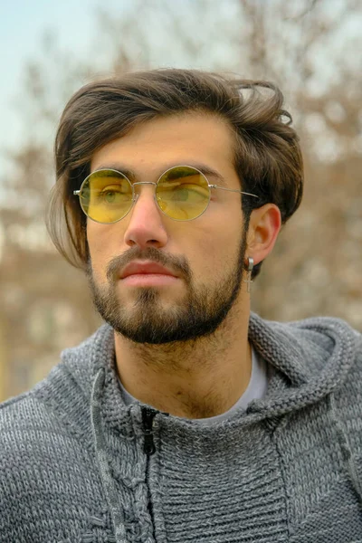 Portrét Pohledný Italský Tmavovlasý Chlapec Kulatými Žlutými Brýlemi Kvalitní Fotografie — Stock fotografie