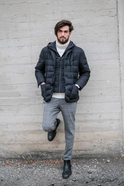 Kışlık ceketli yakışıklı siyah saçlı çocuk yürüyor. Yüksek kalite fotoğraf