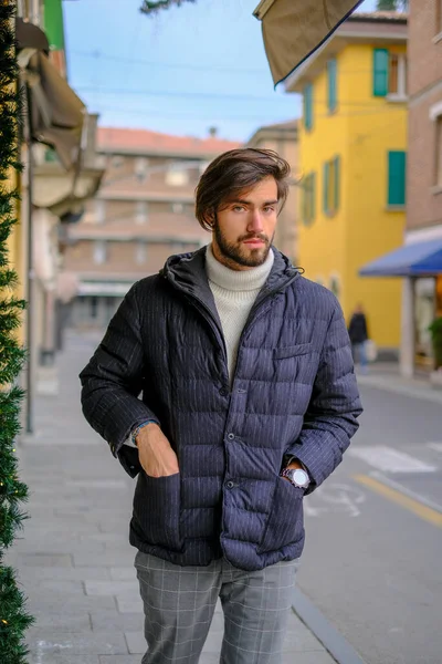 Kışlık ceketli yakışıklı siyah saçlı çocuk yürüyor. Yüksek kalite fotoğraf