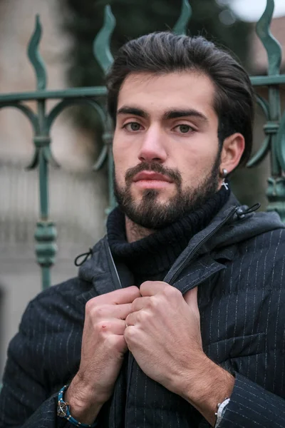 Kışlık ceketli yakışıklı siyah saçlı çocuk yürüyor. Yüksek kalite fotoğraf