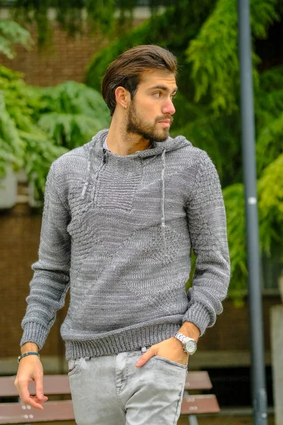 Uzun tişörtlü yakışıklı siyah saçlı çocuk geziniyor. Yüksek kalite fotoğraf