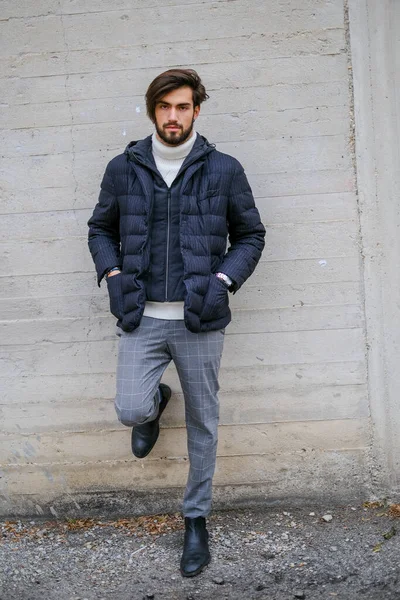 Kışlık ceketli yakışıklı siyah saçlı çocuk yürüyor. Yüksek kalite fotoğraf