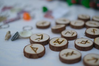 Bit pazarında runik sembollü odun parçaları. Yüksek kalite fotoğraf