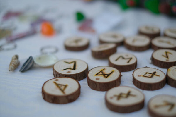 куски дерева с руническими символами на блошином рынке. Высокое качество фото