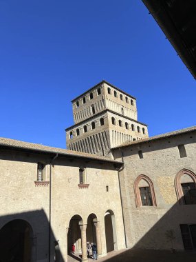 Ortaçağ Torrechiara kalesinin Parma savunma duvarlarındaki kulesi. Yüksek kalite fotoğraf