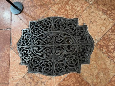 Demir ızgara Parma Katedrali tavanı ve fresklerle kaplanmış sinekler. Yüksek kalite fotoğraf