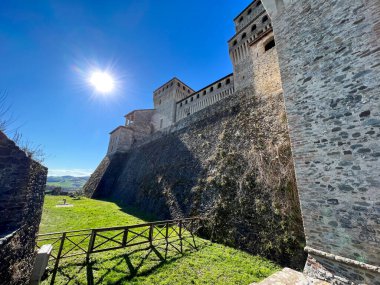 Ortaçağ Torrechiara kalesi Parma savunma duvarlarında. Yüksek kalite fotoğraf