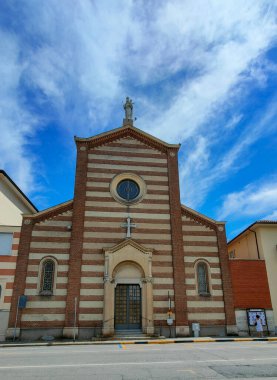Güneşli bir günde Chieri Turin şehir kilisesi. Yüksek kalite fotoğraf