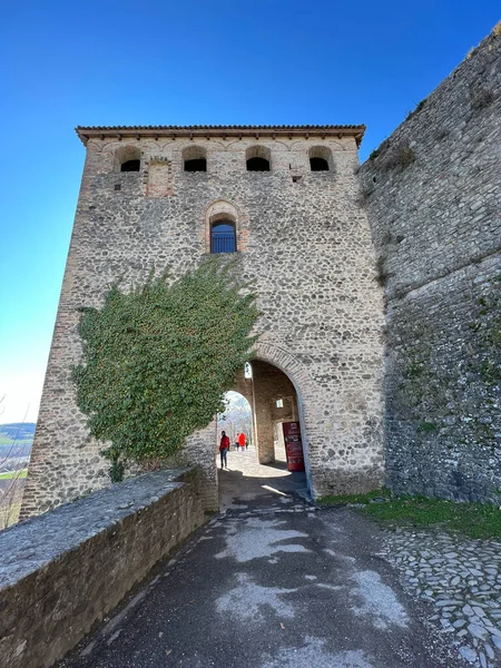 Castillo Medieval Torrechiara Parma Murallas Defensivas Puente Levadizo Foto Alta — Foto de Stock