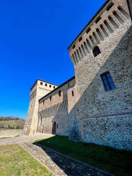 Μεσαιωνικό Κάστρο Της Torrechiara Στην Πάρμα Αμυντικά Τείχη Υψηλής Ποιότητας — Φωτογραφία Αρχείου