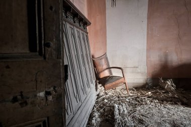 Terk edilmiş evde sandalyeli gardırop. Yüksek kalite fotoğraf