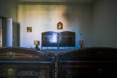 Terk edilmiş evdeki yatak odası. Yüksek kalite fotoğraf