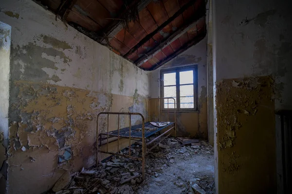 Terk edilmiş evdeki yatak odası. Yüksek kalite fotoğraf