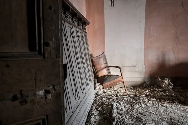 Guarda Roupa Com Cadeira Casa Abandonada Foto Alta Qualidade — Fotografia de Stock