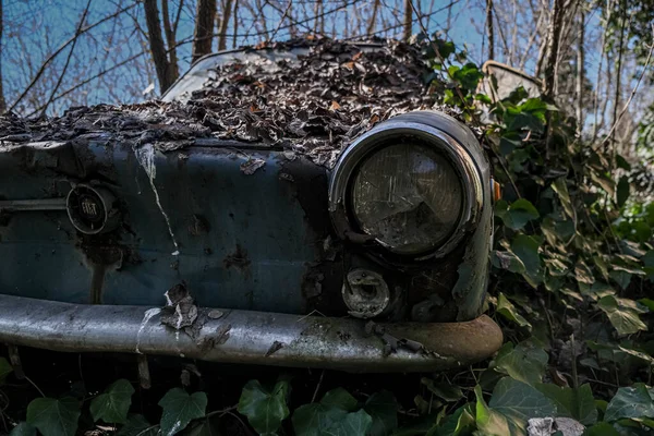 Scheinwerfer Eines Alten Autos Einem Verlassenen Haus Hochwertiges Foto — Stockfoto