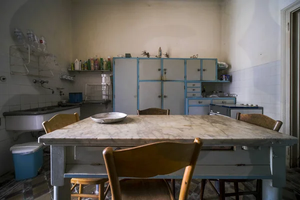 Keuken Met Meubels Tafel Verlaten Huis Hoge Kwaliteit Foto — Stockfoto
