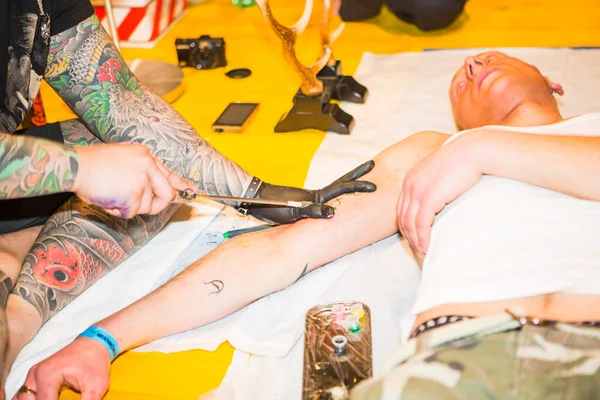 Milano İtalya - 2019 02 01: Milano Tattoo fuarından ücretsiz görüntüler. Yüksek kalite fotoğraf