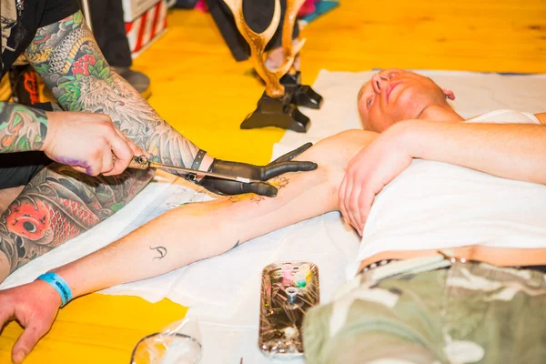 Milano İtalya - 2019 02 01: Milano Tattoo fuarından ücretsiz görüntüler. Yüksek kalite fotoğraf