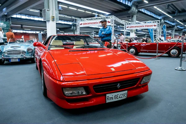 Modena, İtalya - 2021 07 04: Motor Vadisi Festivali arabası Ferrari 348 ile buluşuyor. Yüksek kalite fotoğraf