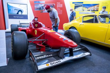 Modena, İtalya - 2021 07 04: Motor Vadisi Festivali arabası Ferrari F1 f310 Schumacker ile buluşuyor. Yüksek kalite fotoğraf