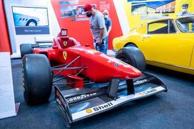 Modena, İtalya - 2021 07 04: Motor Vadisi Festivali arabası Ferrari F1 f310 Schumacker ile buluşuyor. Yüksek kalite fotoğraf