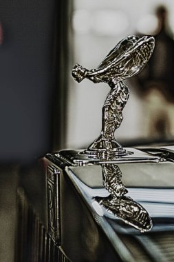 Verona, İtalya - 2018 0112: MBE Verona Bisiklet Fuarı Bisiklet Fuarı ve Özel Araba Fuarı Royce Angel 'ı arabaya bindiriyor. Yüksek kalite fotoğraf