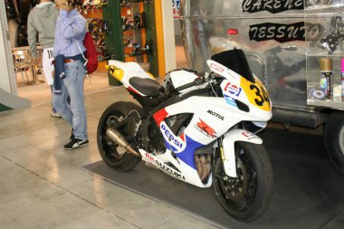 Milano, İtalya - 2021 11: Eicma Milano Bisiklet Fuarı Suzuki Kevin Schwantz 34 Pepsi kopyası. Yüksek kalite fotoğraf