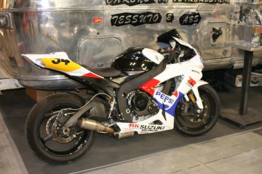 Milano, İtalya - 2021 11: Eicma Milano Bisiklet Fuarı Suzuki Kevin Schwantz 34 Pepsi kopyası. Yüksek kalite fotoğraf
