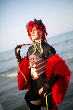 Rimini, İtalya: 18 07 2017: RIMINI COMICS COSPLAY 2019 ücretsiz kostüm etkinliği kırmızı peruklu çocuk. Yüksek kalite fotoğraf