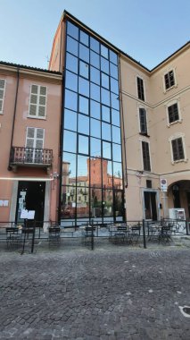 Tarihi merkezin yansıması olan aynalı bir binanın vitraylı penceresi. Yüksek kalite fotoğraf