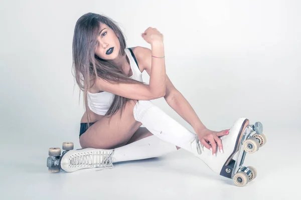 아름다운 갈색의 이태리 소녀가 로울러 스케이트 립스틱 가지고 스튜디오 나타난다 — 스톡 사진