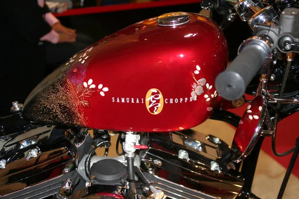 Милан Италия 2021 Eicma Milano Expo Покрасила Топливный Бак Мотоцикла — стоковое фото