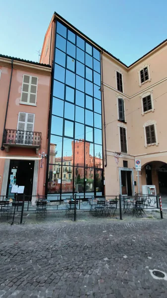 Glas Loodramen Van Een Gespiegeld Gebouw Met Een Weerspiegeling Van — Stockfoto