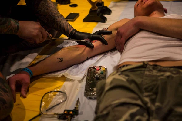 Milano İtalya - 2019 02 01: Milano Tattoo fuarından ücretsiz görüntüler. Yüksek kalite fotoğraf
