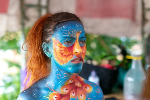Montefiorino Modena, İtalya: 2015 05 Kraliçe Günü 'nde esmer esmer anka kuşunun yeniden diriliş resminde portre çizimi yapıldı. Yüksek kalite fotoğraf