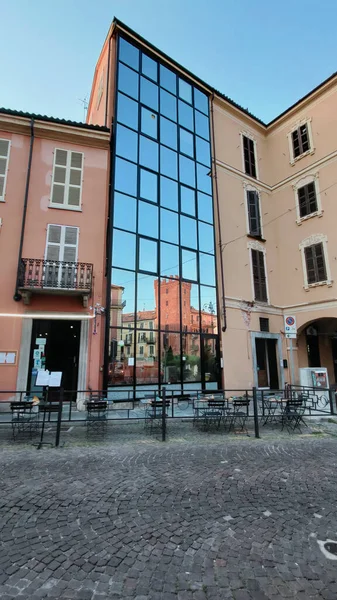 Vidriera Edificio Espejado Con Reflejo Del Centro Histórico Foto Alta — Foto de Stock