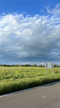 Po Vadisi 'nde ekilmiş yeşil tarlaların manzarası. Yüksek kalite fotoğraf