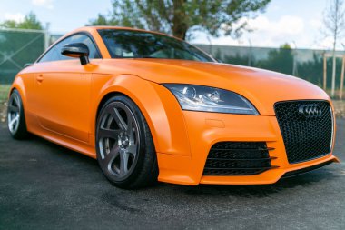 Reggio Emilia İtalya - 07: 15 2019: Audi TT şehir meydanında bedava spor araba. Yüksek kalite fotoğraf