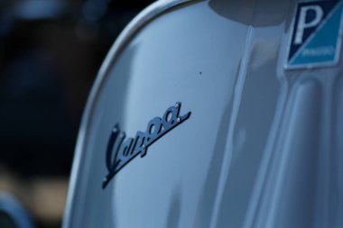 Bibbiano-Reggio Emilia Italy - 07: 15 2015: Piaggio Vespa şehir meydanında klasik arabaların ücretsiz mitingi. Yüksek kalite fotoğraf