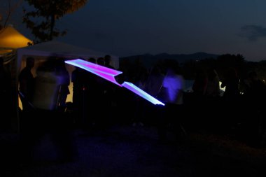 Lucca, İtalya - 2018 10 31: Lucca Comics ücretsiz kostüm etkinliği şehrin etrafında hafif boyama kılıçlarıyla savaşıyor. Yüksek kalite fotoğraf