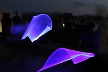 Lucca, İtalya - 2018 10 31: Lucca Comics ücretsiz kostüm etkinliği şehrin etrafında hafif boyama kılıçlarıyla savaşıyor. Yüksek kalite fotoğraf